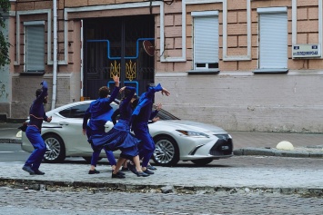 Мировые автогиганты все чаще снимают рекламу новых авто в Украине