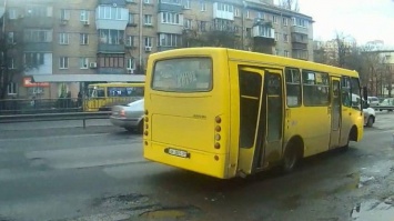 По Киевом людей перевозит неисправный транспорт
