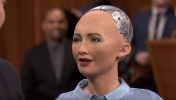 Робот София, обещавшая уничтожить человечество, едет в Украину