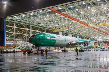 Boeing показал первый собранный самолет новой модели 777X