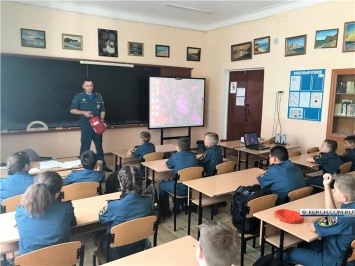 В кадетских классах МЧС Керчи прошли первые занятия по темам безопасности