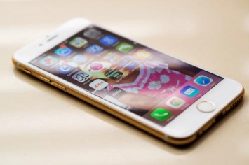 Ритейлеры: В России флагманские iPhone залеживаются на витринах