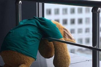 В Киеве девушка разбилась, выпав из окна