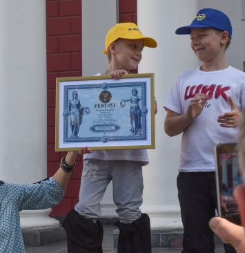 Соратники Рабиновича в Одессе организовали детский забег на ходулях