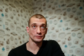 В Париже из-под стражи освободили художника Петра Павленского