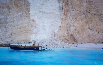 В Греции на популярном пляже обрушилась скала, есть пострадавшие