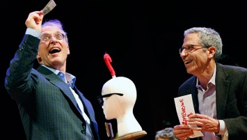 Куклы вуду и мухи в вине: в Гарварде вручили Шнобелевские премии