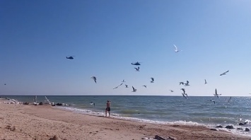 В небе над запорожским курортом увидели десятки вертолетов (Видео)
