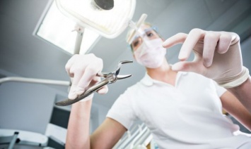 Херсонка судится со стоматологами из-за некачественного лечения