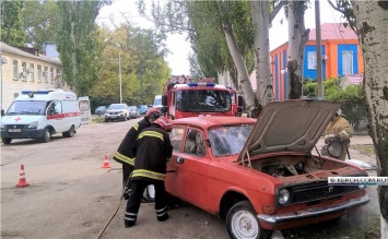 Керченские спасатели деблокировали условного пьяного водителя «Волги»