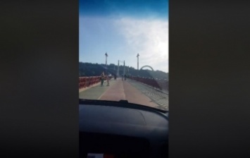 В Киеве водитель проехал по Пешеходному мосту (видео)