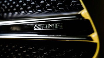 Mercedes-AMG показало первые тизеры хэтчбека A35