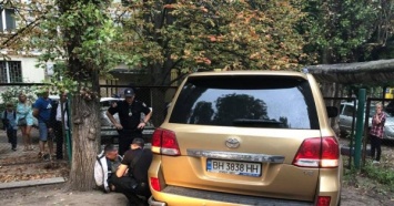 GTA по-одесски: мужчина на золотом джипе избил дубинкой охранника и убегал от полицейских