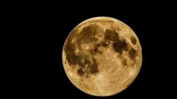 Вокруг Луны засняли десятки НЛО (видео)