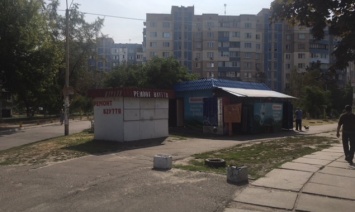 Жители Деснянского района просят столичные власти убрать со сквера "наливайку"