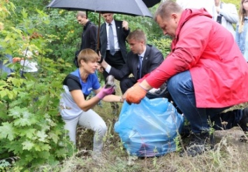 Международная акция чистоты: мэр Днепра и президент Эстонии приняли участие в субботнике