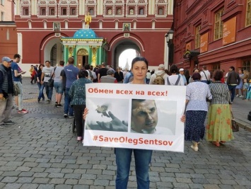 В Москве задержали двух участниц акции в поддержку Сенцова