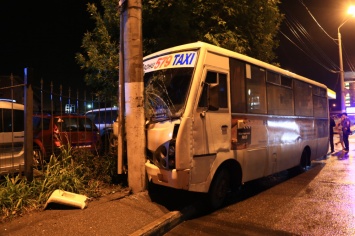 В Одессе маршрутка врезалась в столб: есть пострадавшие