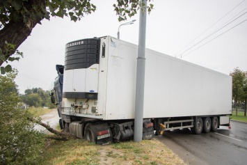 ДТП в Днепре: грузовик слетел в кювет