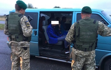Украинец пытался вывезти в Польшу семерых нелегалов