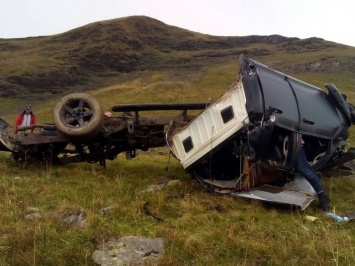 На Закарпатье двое туристов погибли, сорвавшись с горы на автомобиле