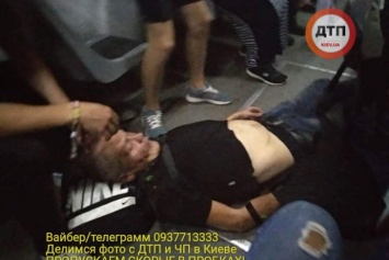 Отрезало часть ноги: в Киеве мужчина кинулся из леса под трамвай