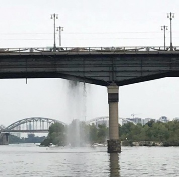"Устал и замироточил": появилось видео, как в Киеве через мост Патона льются реки воды