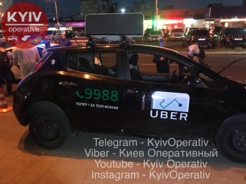 Появились фото и видео с места ДТП у метро Минская в Киеве, где таксист Uber влетел в остановку с людьми