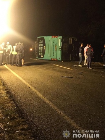 Легковушка перевернула автобус: на Львовщине произошло смертельное ДТП