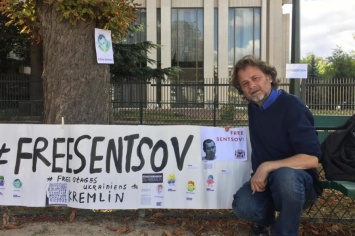 Французские активисты огласили «цепную» голодовку возле российского посольства в поддержку Сенцова