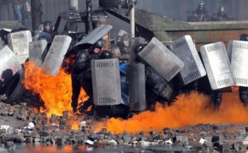 Начался штурм ГПУ, людей травят газом: среди силовиков узнали "беркутовцев" с Майдана