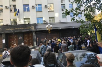 Разбиты окна, камни и стрельба водой: националисты штурмовали здание ГПУ в Киеве (видео)
