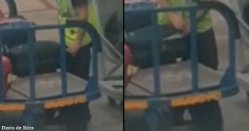Пассажир самолета снял на видео, как воруют вещи из чужих чемоданов