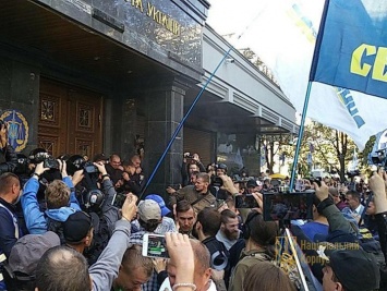Во время беспорядков на акции у здания Генпрокуратуры пострадали семеро полицейских - полиция