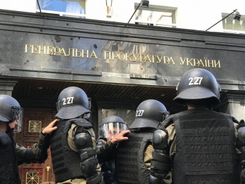 "Требуем позорной смерти Луценко через расстрел". Националисты взяли в осаду Генпрокуратуру. Обновляется