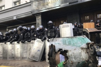 Националисты штурмовали здание Генпрокуратуры в Киеве - есть пострадавшие