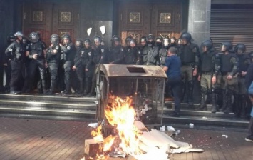 Во время акции протеста под Генпрокуратурой пострадали семь правоохранителей