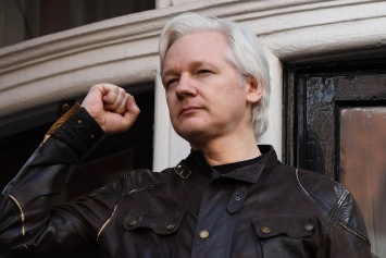 AP: Основатель WikiLeaks Ассанж планировал бежать в Россию