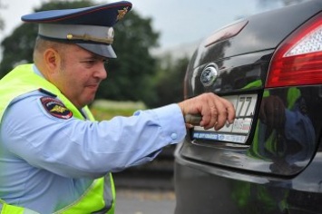 Сотрудникам ГИБДД запретили снимать регистрационные знаки с машин