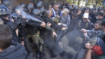 "Спрей Кремля!" Facebook взбудоражен фото спецназовца, который во время штурма ГПУ сам себе брызнул в лицо из газового баллончика