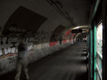 «Привет! Как это возможно?»: Британцы связались с призраками метро по телефону для мертвых