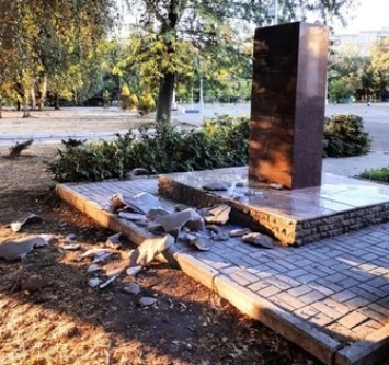 В Краматорске повалили памятник Леониду Быкову: одного из хулиганов увезли в больницу