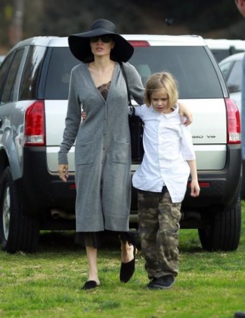 Вторая по счету дочь Анджелины Джоли пожелала одеваться, как мальчик