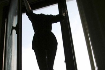 Девушка выпала из окна пятого этажа в Одесской области