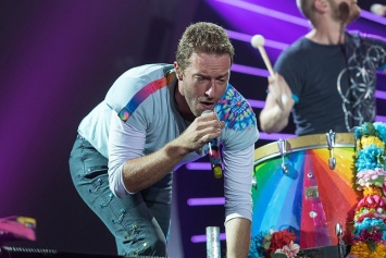 Вокалист Coldplay исполнил песню о любви Леонардо ди Каприо к шортам
