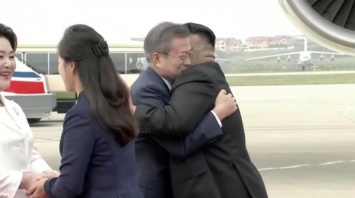 "Улыбались, обнимая друг друга: Лидеры КНДР и Южной Кореи встретились в Пхеньяне