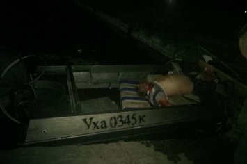 Не заметил препятствия. В порту Херсона моторная лодка "Крым" протаранила арестованное российское судно "Механик Погодин"