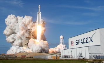 Первым космическим туристом SpaceX стал японский миллиардер