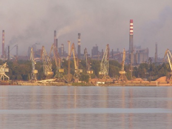Запорожцев продолжают травить заводскими выбросами