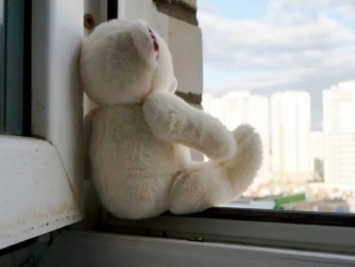 В Запорожье из окна многоэтажки выпал 4-летний ребенок
